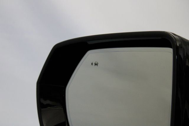 Used 2025 GMC Yukon Denali w/ Advanced Technology Package image 36