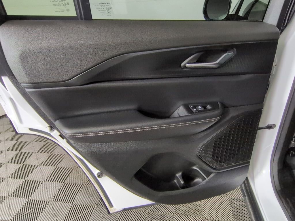 Certified 2025 Jeep Grand Cherokee Altitude AWD/4WD image 31