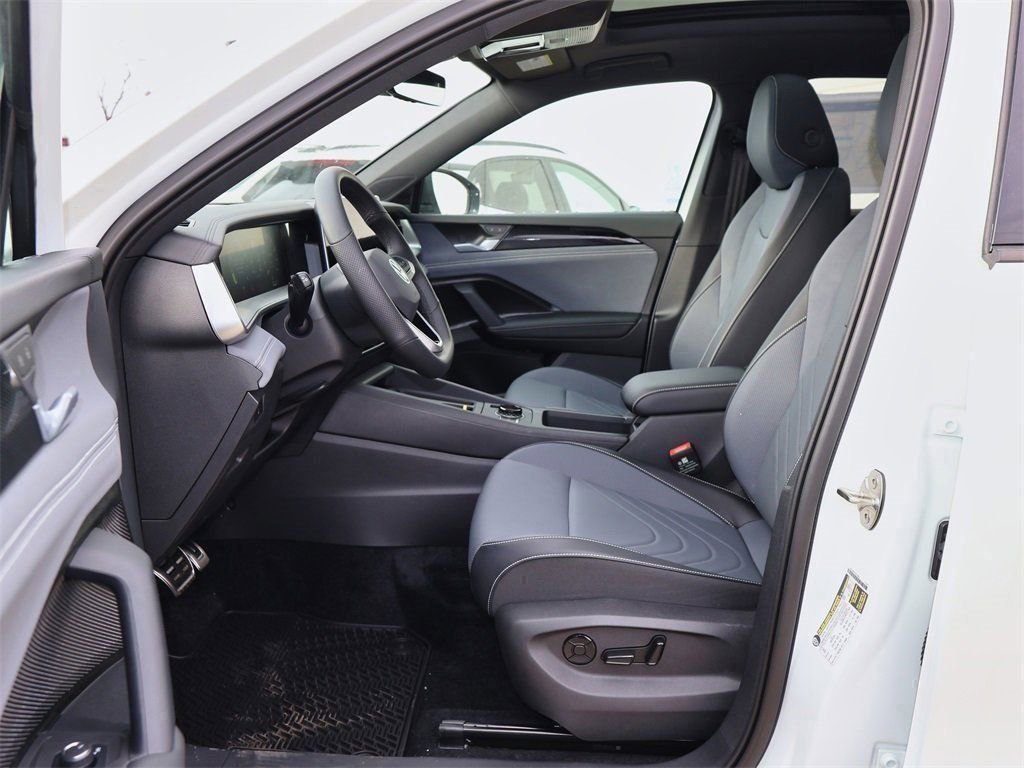 New 2026 Volkswagen Tiguan SE R-Line image 11