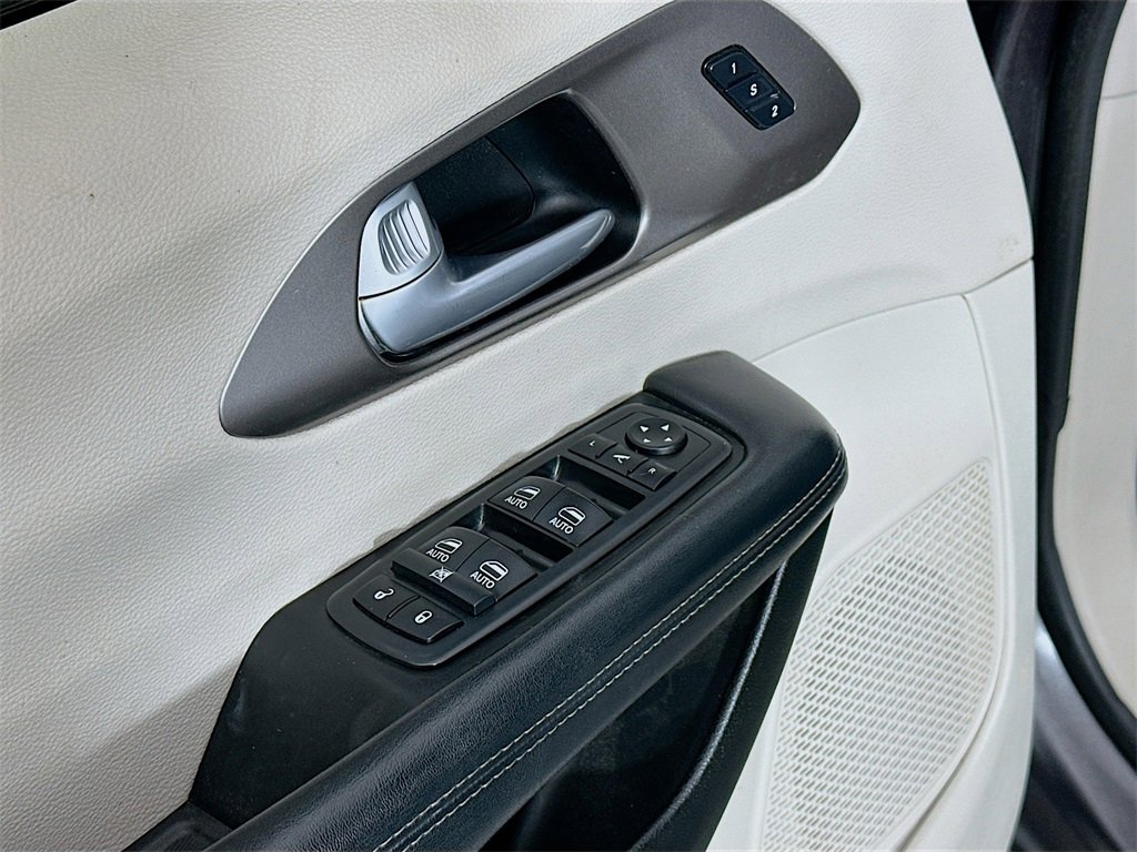 Used 2018 Chrysler Pacifica Limited image 18