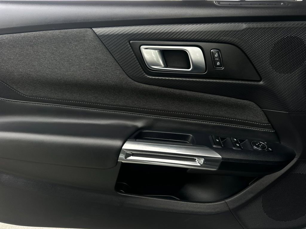 Used 2025 Ford Mustang Convertible image 12