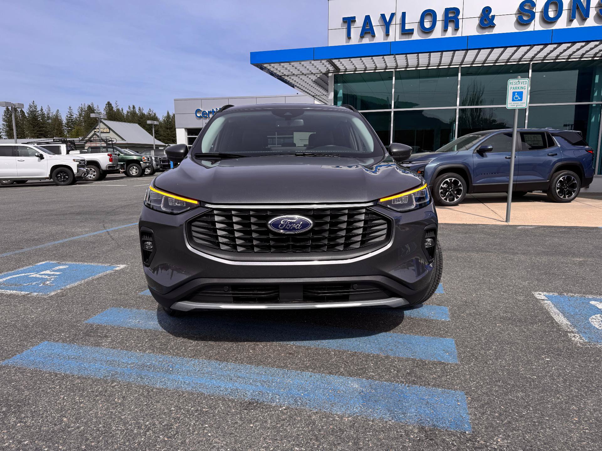 Used 2025 Ford Escape Platinum AWD/4WD image 2