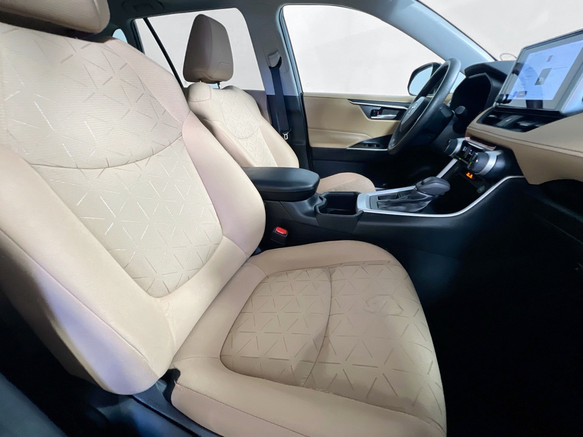Used 2025 Toyota RAV4 XLE w/ Convenience Package FWD image 29