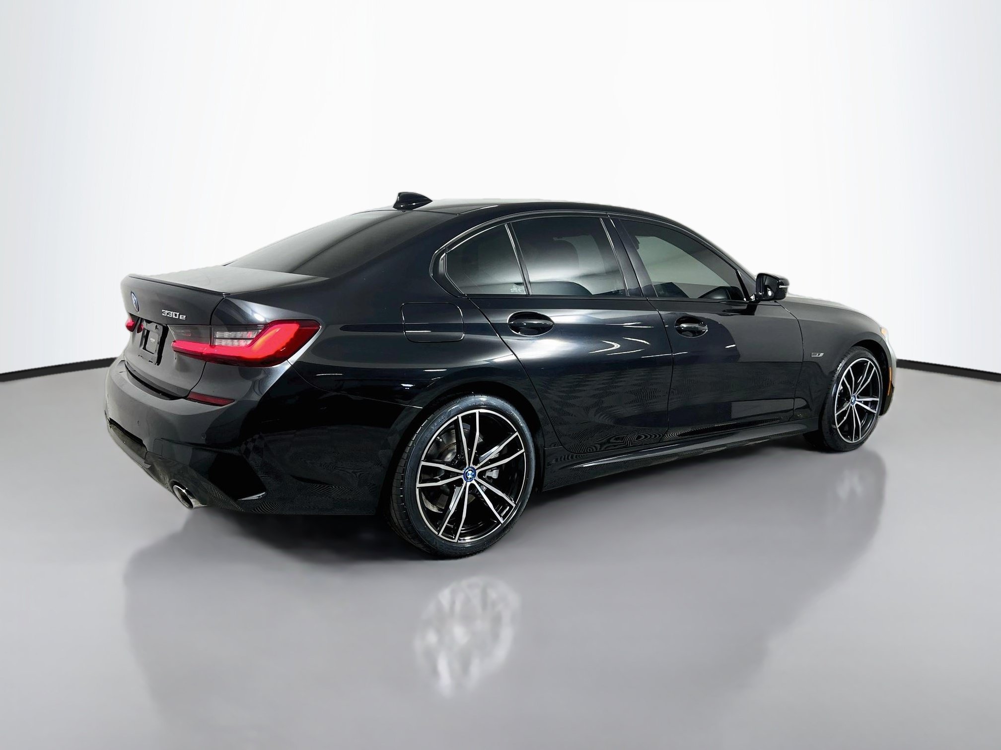 Used 2022 BMW 330e w/ M Sport Package RWD image 4