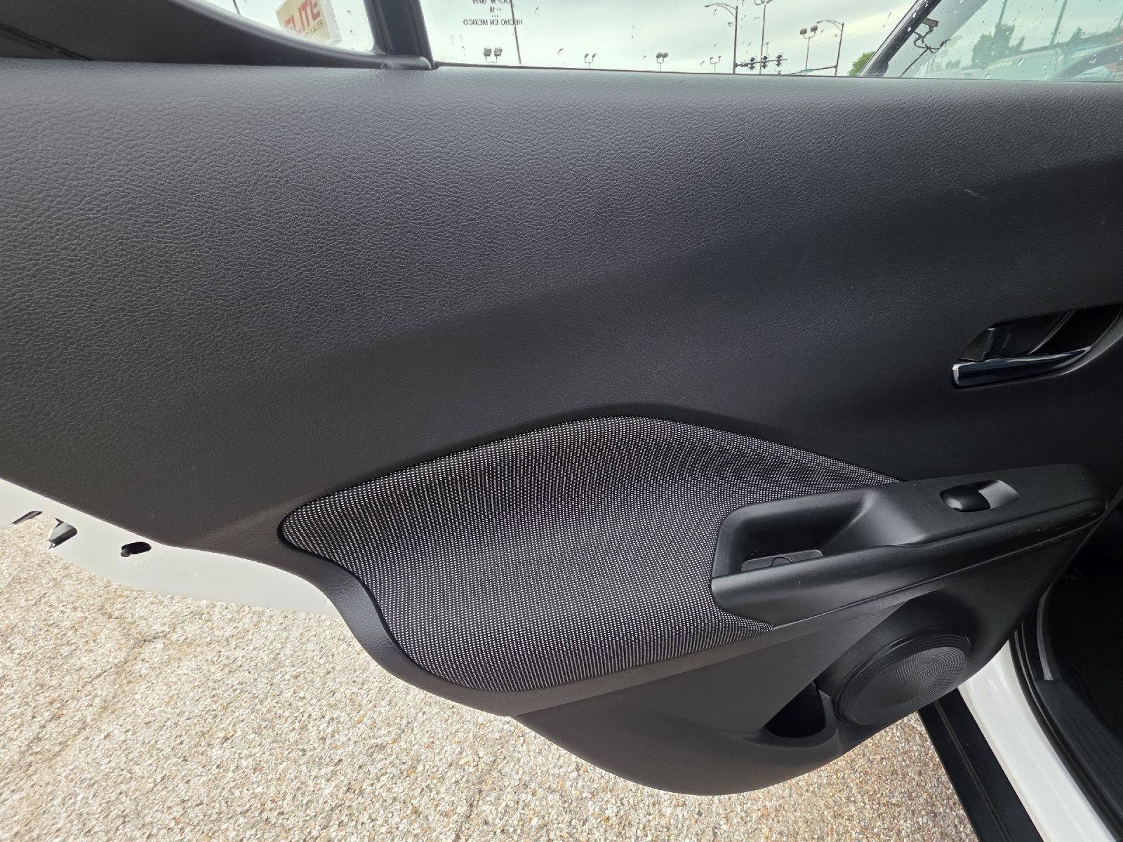 Used 2018 Nissan Kicks SV FWD image 30