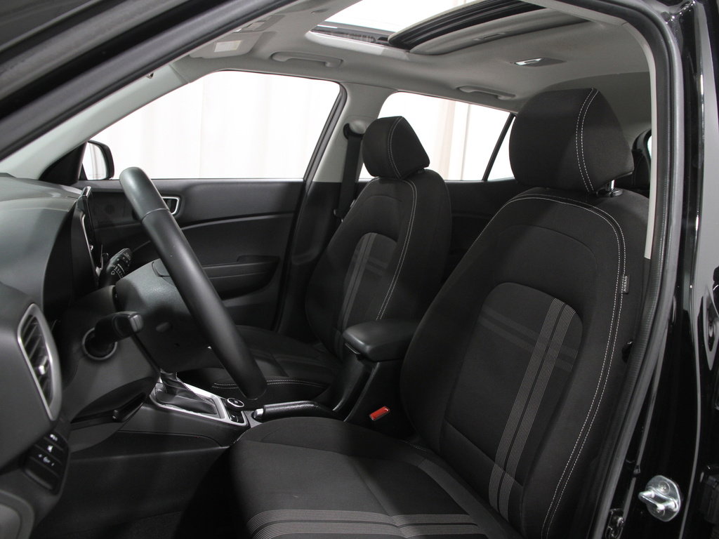 Certified 2021 Hyundai Venue SEL w/ Premium Package image 5