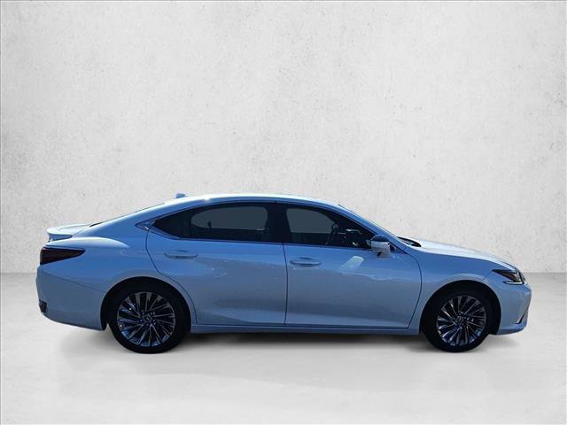 Used 2024 Lexus ES 300h w/ Luxury Package FWD image 4