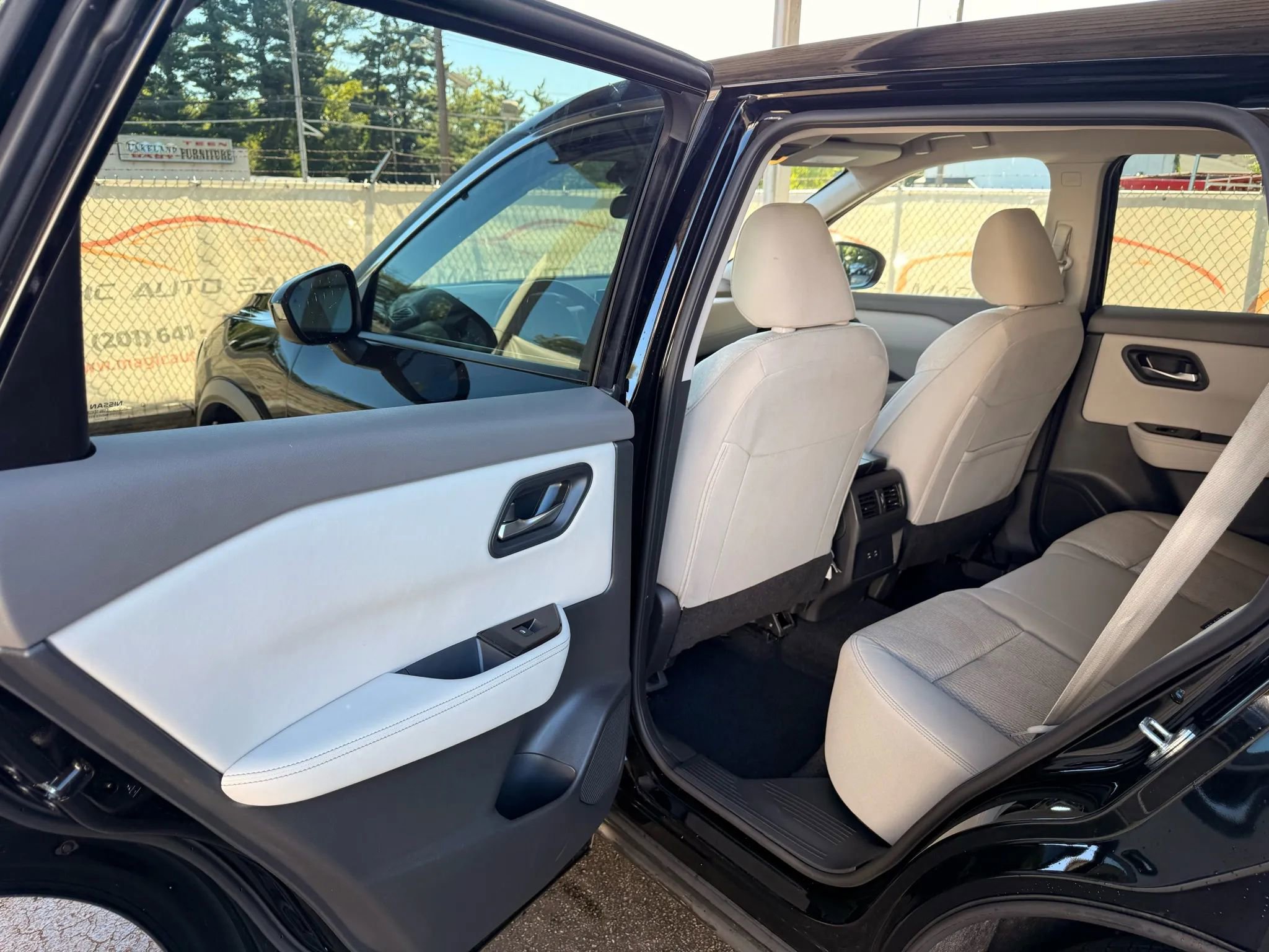 Used 2025 Nissan Rogue SV image 66