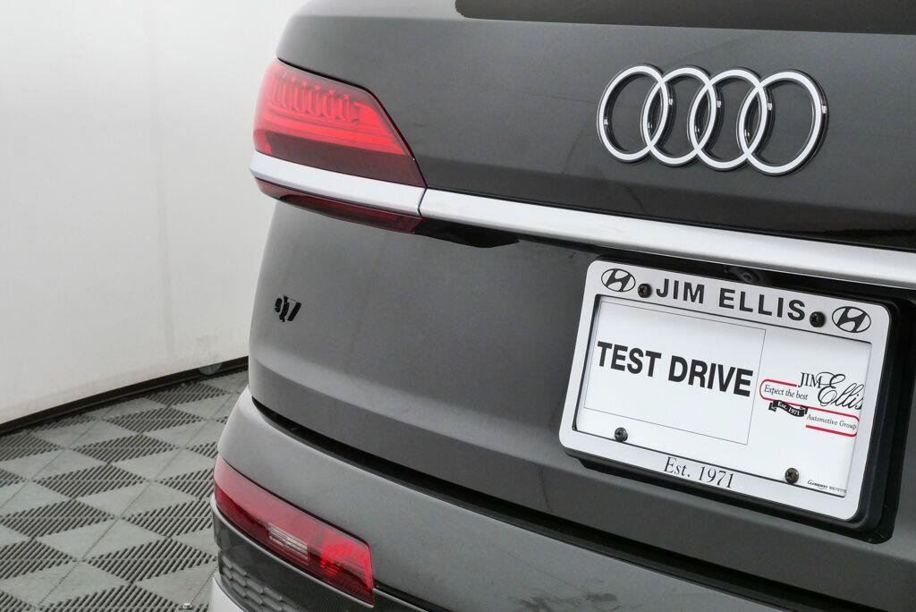 Used 2025 Audi Q7 3.0T Prestige AWD/4WD image 35