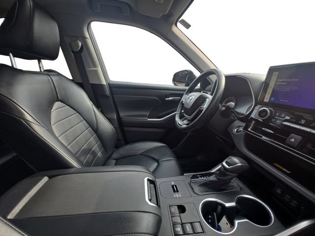 Used 2023 Toyota Highlander XLE FWD image 16