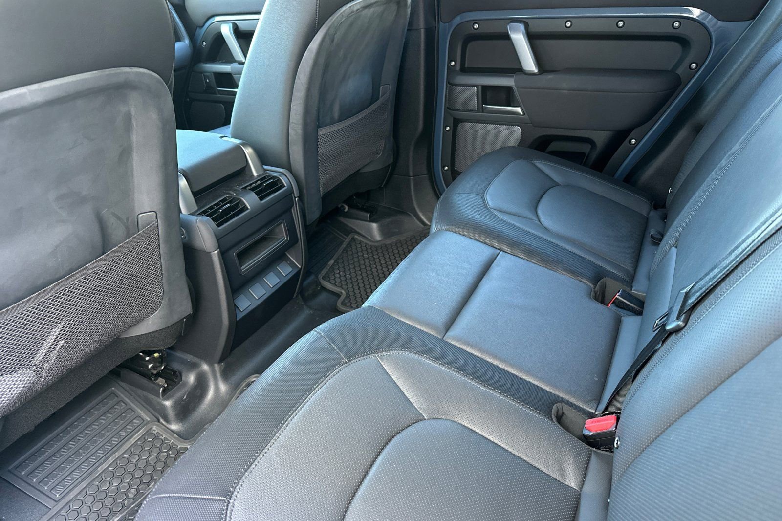 Used 2023 Land Rover Defender 110 X-Dynamic SE image 14