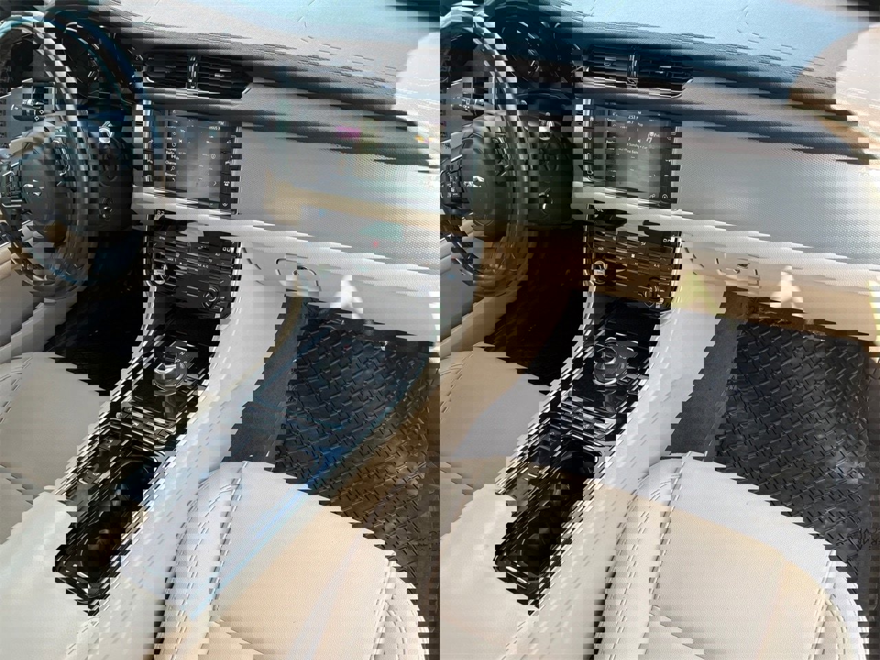 Used 2017 Jaguar XF Premium image 11