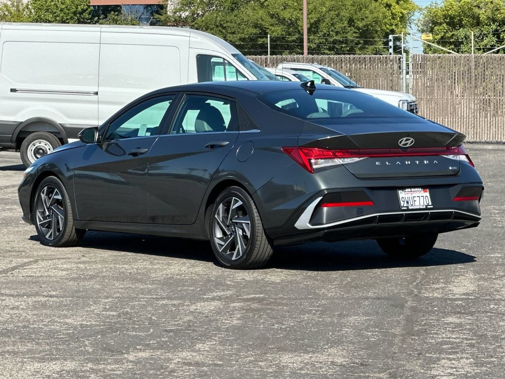 Used 2025 Hyundai Elantra Limited FWD image 5