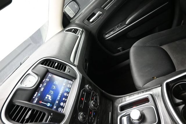 Used 2019 Chrysler 300 Touring w/ Chrome Appearance Package RWD image 20