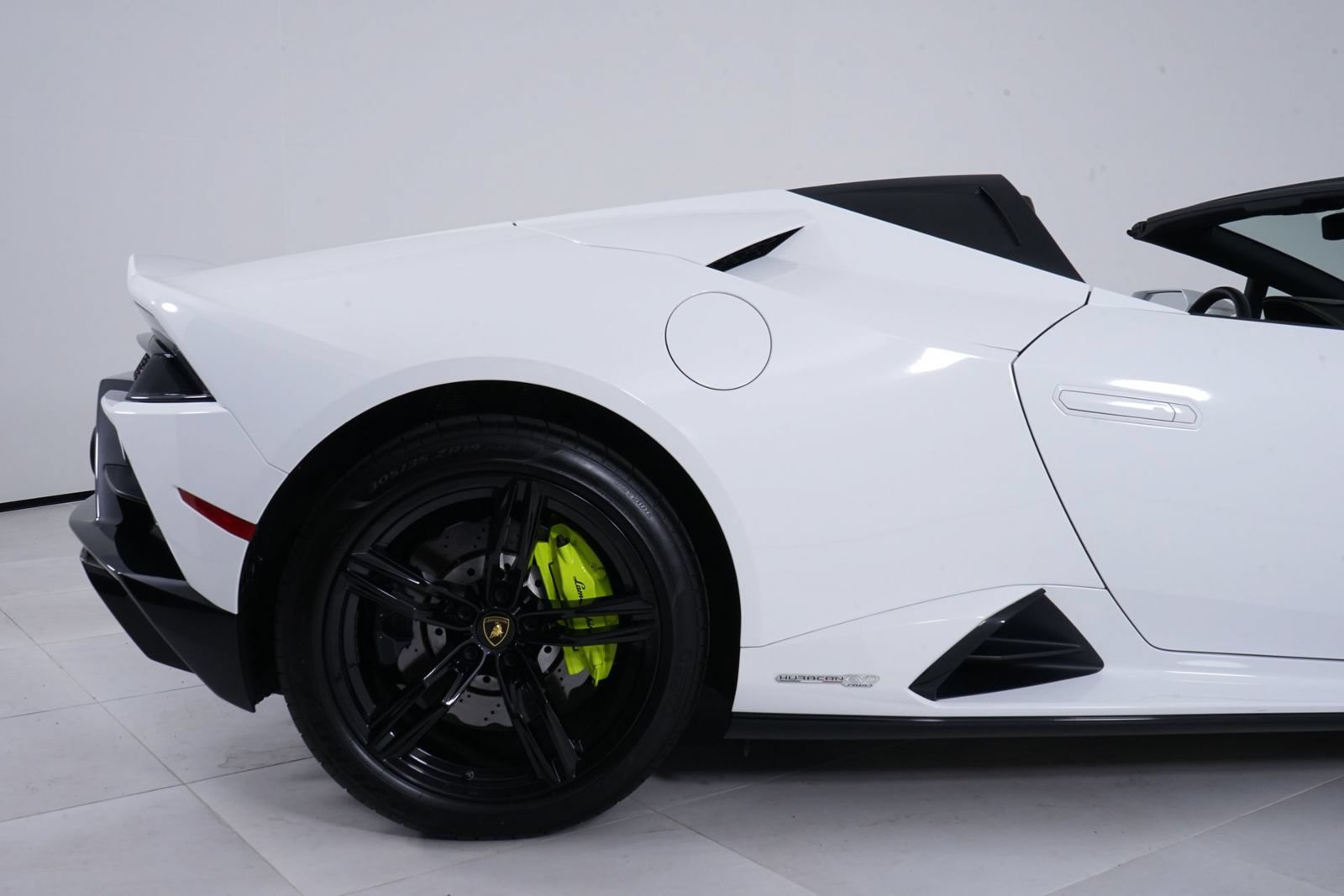 Used 2020 Lamborghini Huracan EVO RWD image 14