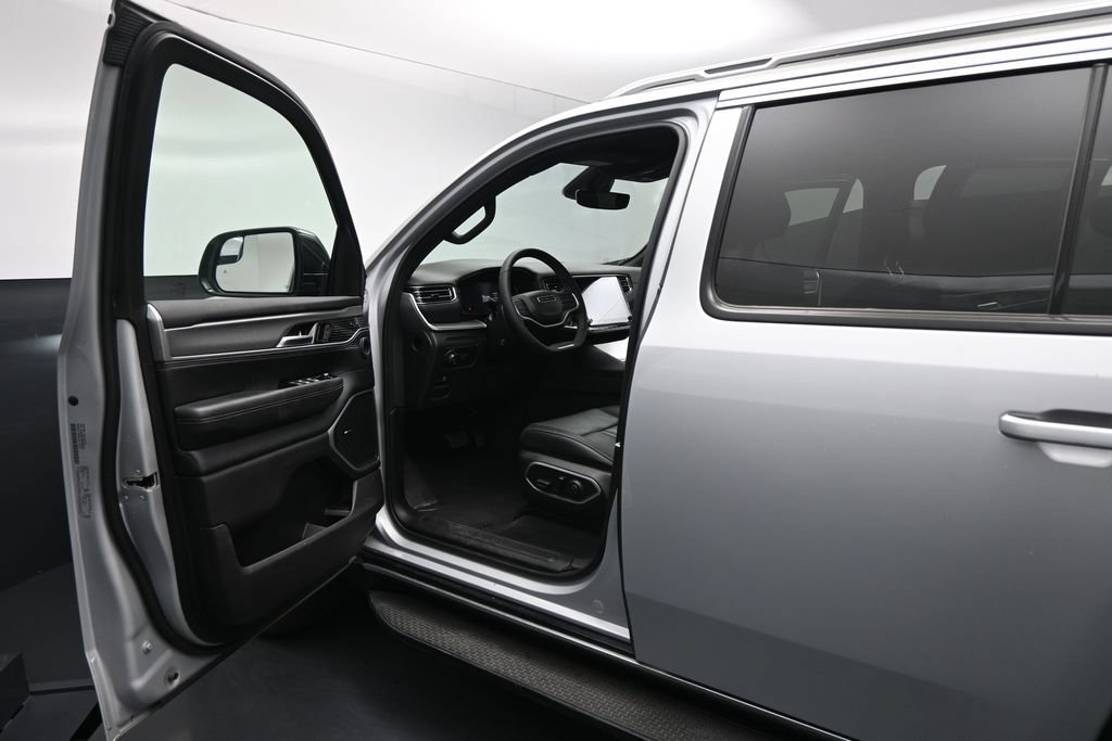 Used 2025 Jeep Wagoneer Series II AWD/4WD image 8