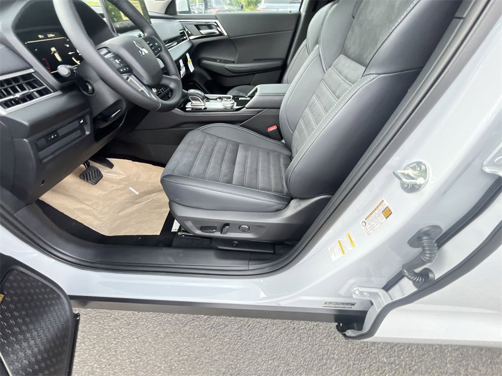 New 2025 Mitsubishi Outlander SE image 12