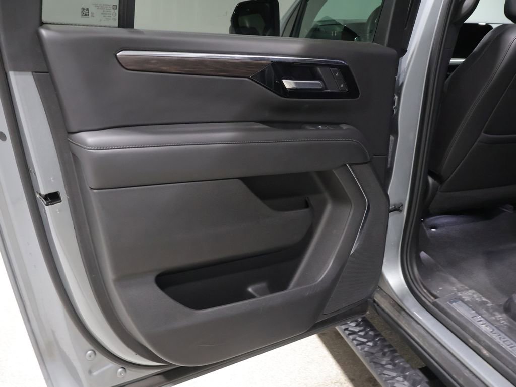 Used 2025 Chevrolet Suburban Z71 image 19