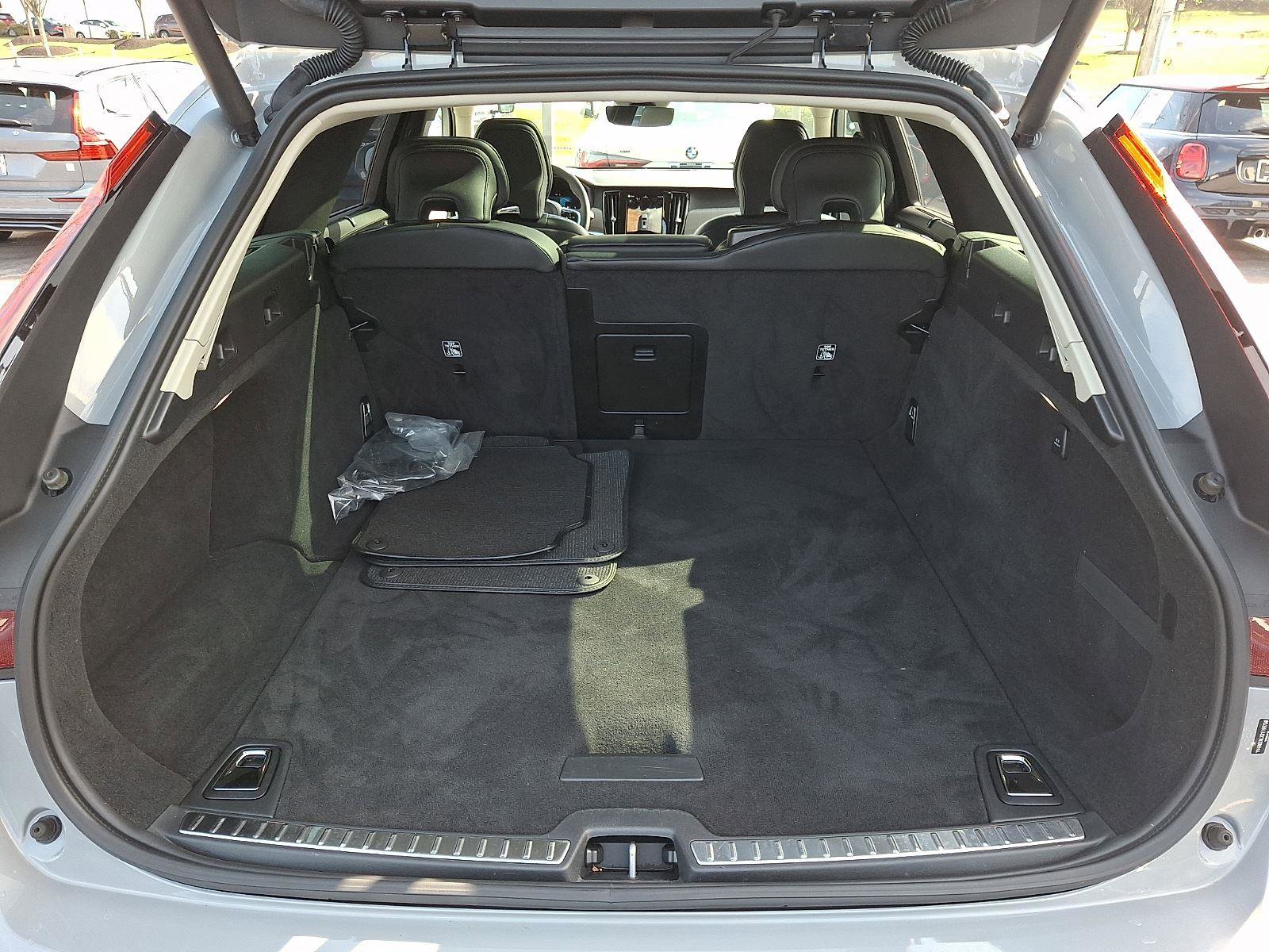 Certified 2025 Volvo V90 B6 Cross Country Ultra AWD/4WD image 28