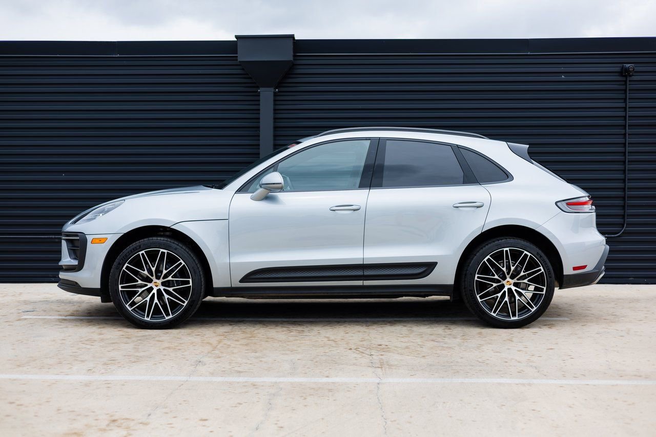 Certified 2025 Porsche Macan image 2