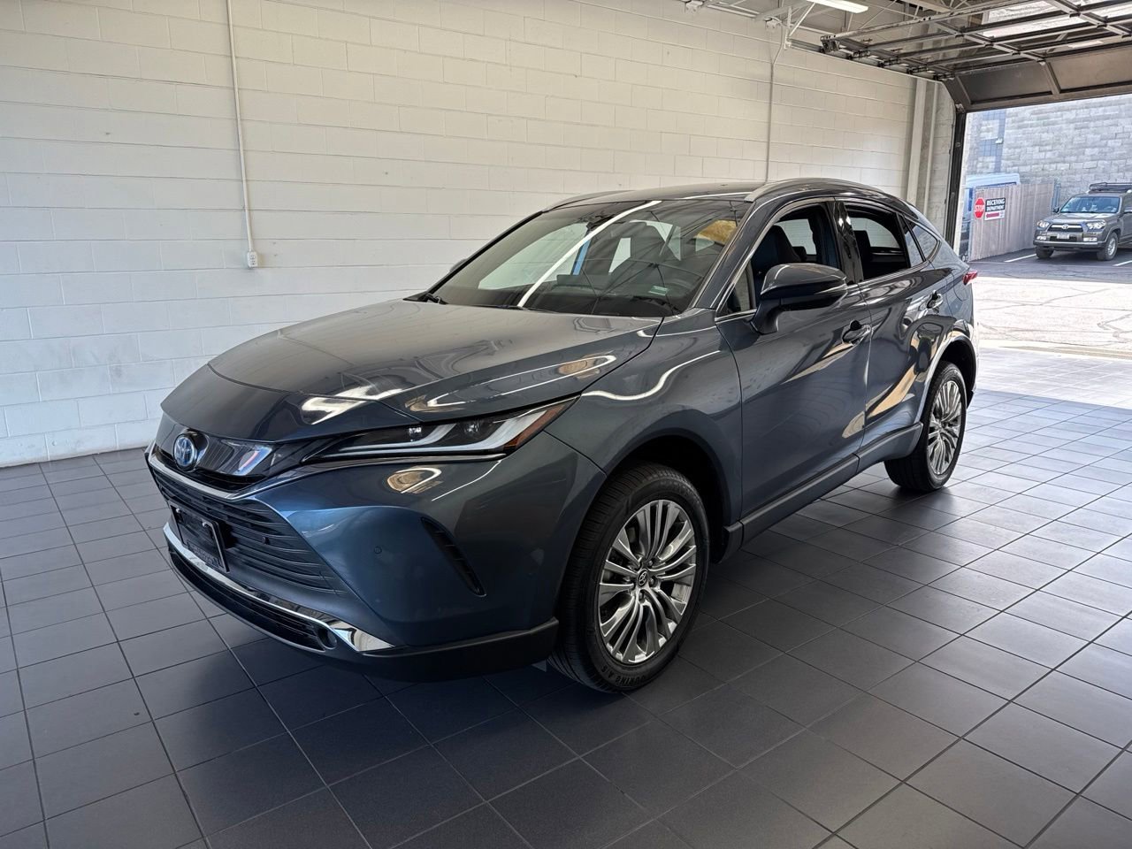 Used 2022 Toyota Venza XLE AWD/4WD image 4