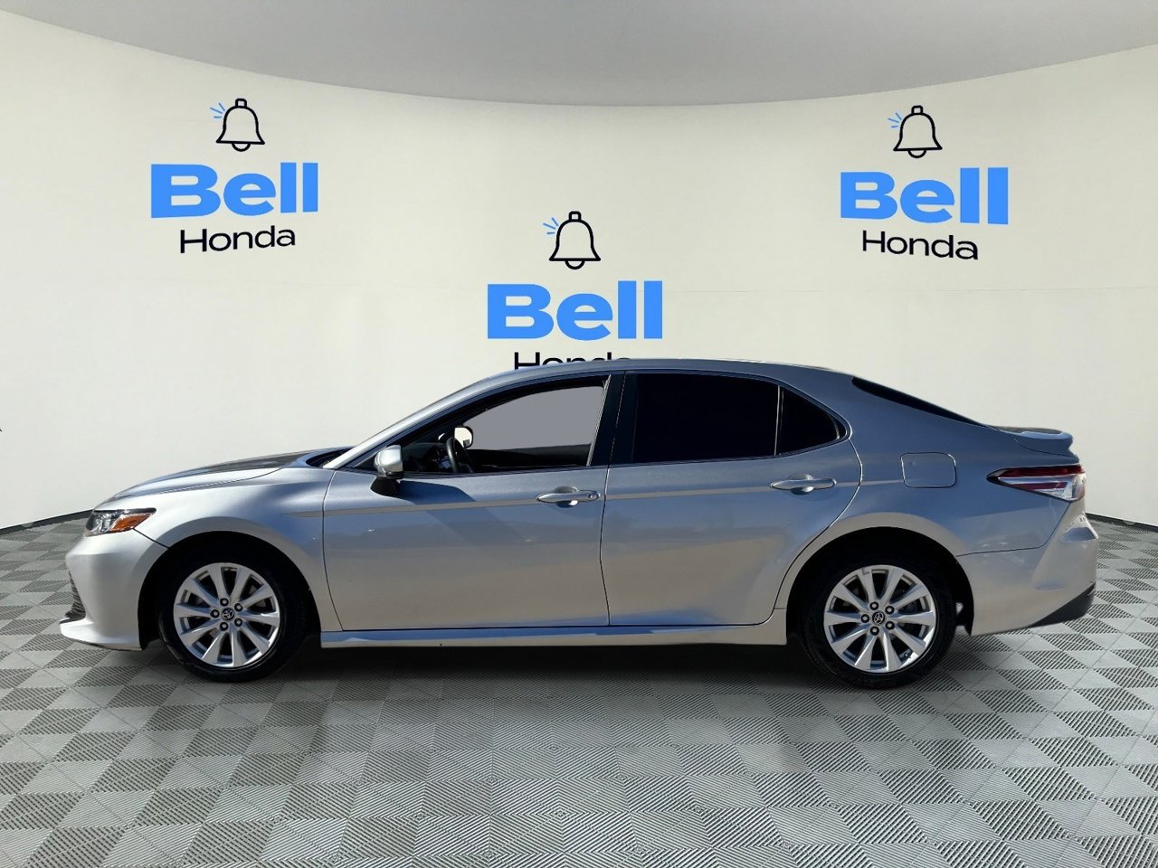Used 2018 Toyota Camry LE FWD image 2