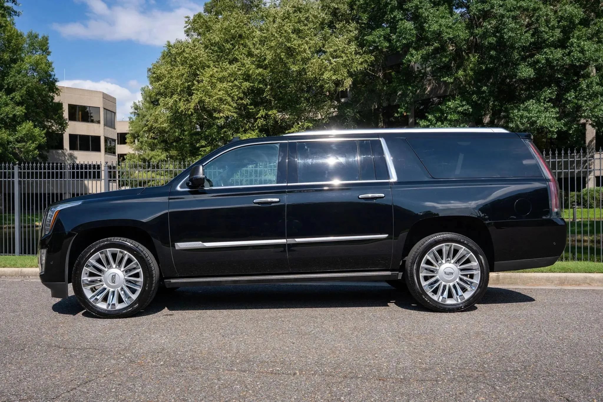 Used 2020 Cadillac Escalade ESV Platinum AWD/4WD image 9