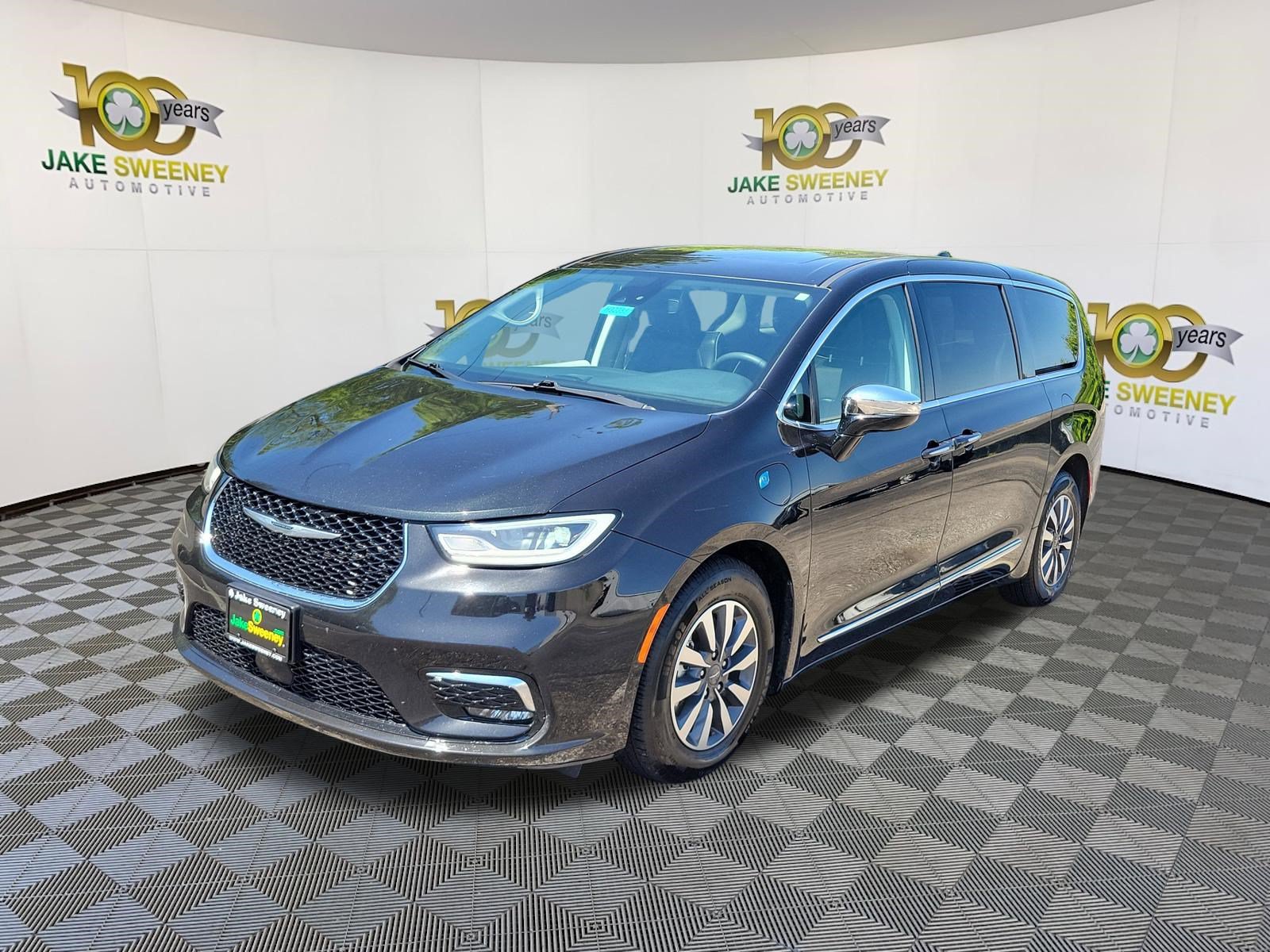 Used 2023 Chrysler Pacifica Limited FWD image 3