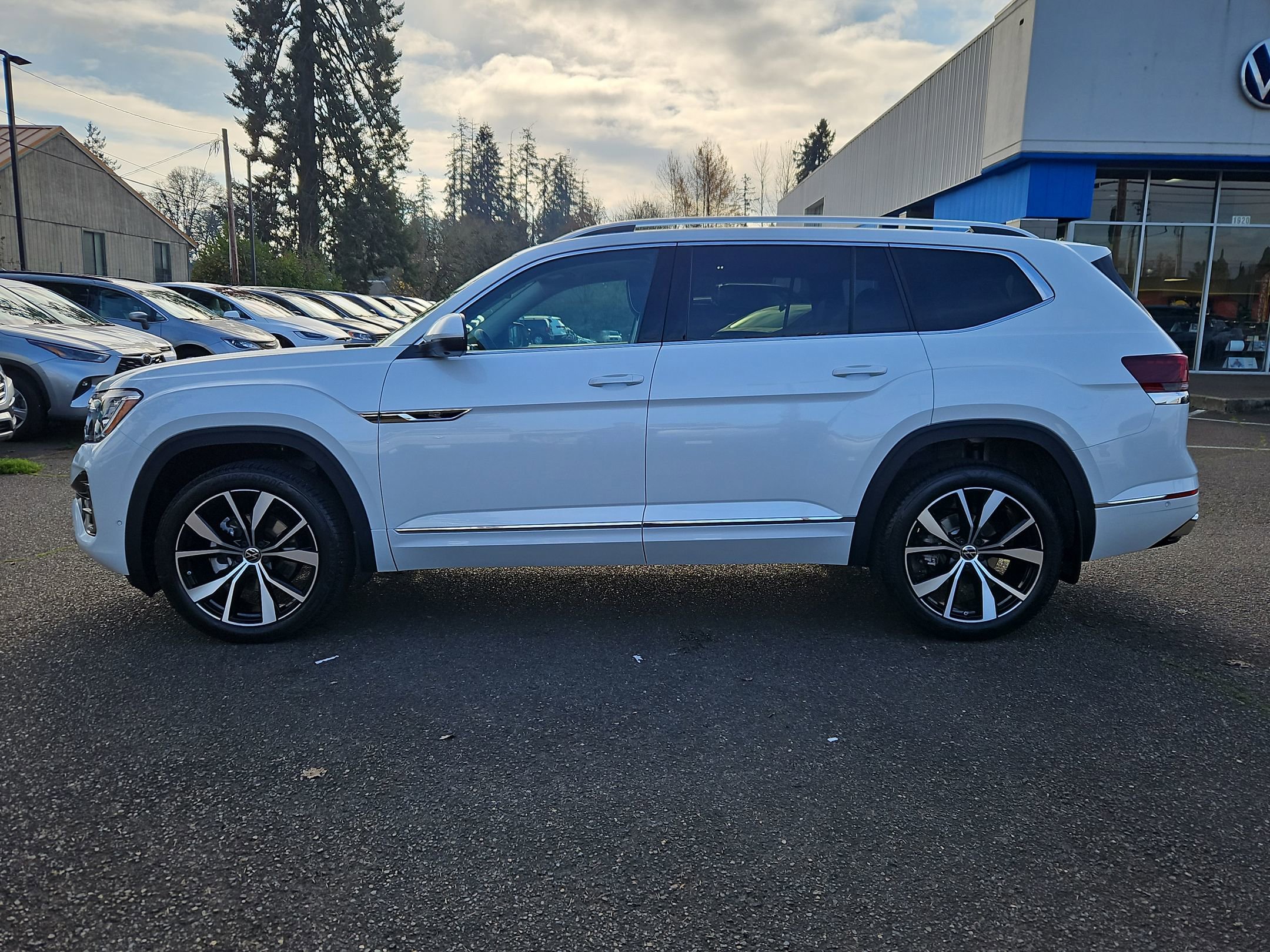 New 2026 Volkswagen Atlas SEL Premium R-Line image 2