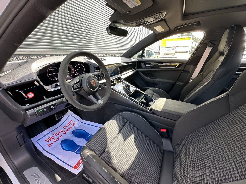 Used 2025 Porsche Panamera 4 image 4
