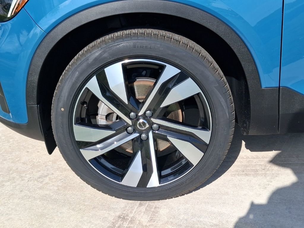 Used 2023 Volvo XC40 B5 Plus image 3