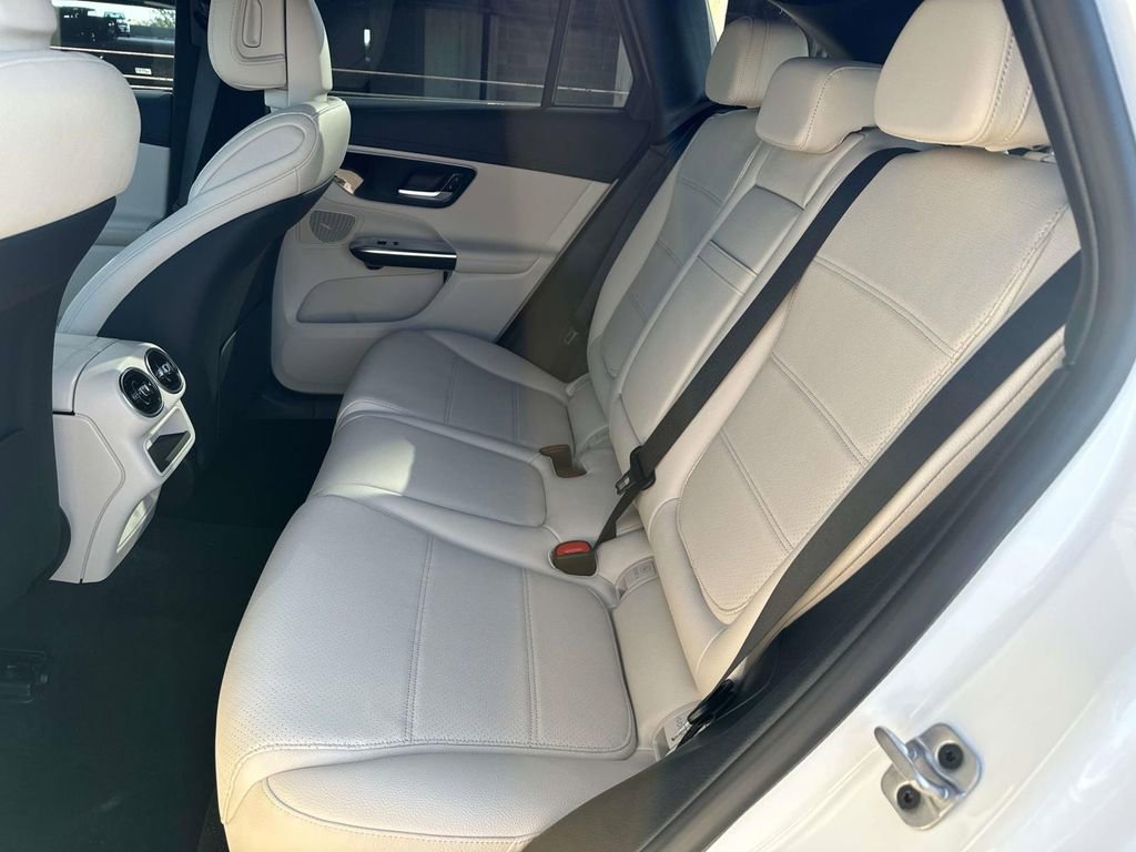 Used 2025 Mercedes-Benz GLC 350e 4MATIC image 7