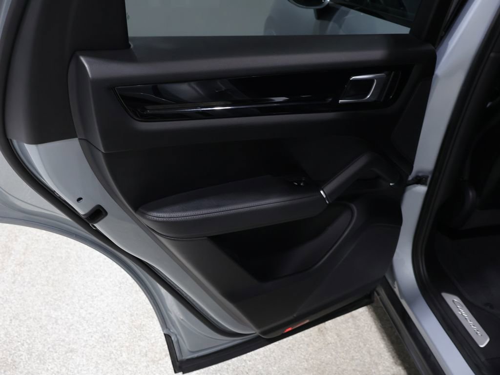 Used 2022 Porsche Cayenne Base image 18