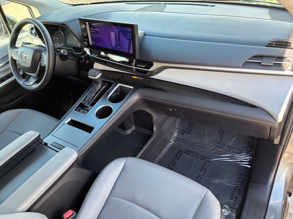 Used 2026 Toyota Sienna XLE FWD image 35