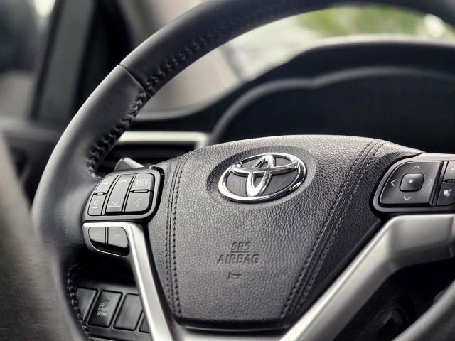 Used 2016 Toyota Highlander Limited Platinum image 13