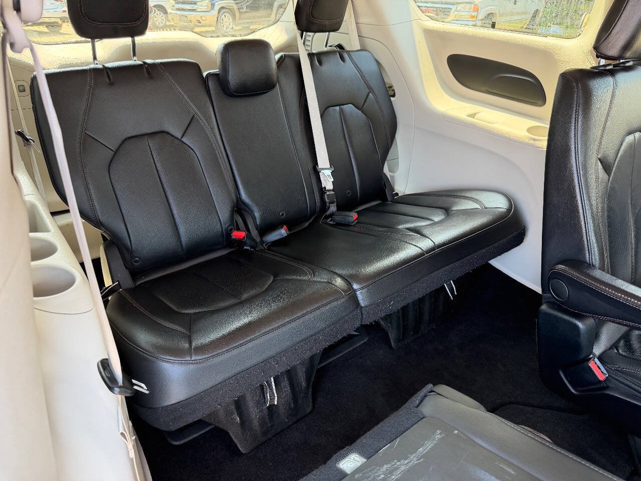 Used 2018 Chrysler Pacifica Touring-L FWD image 16