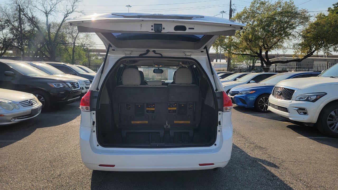 Used 2014 Toyota Sienna L FWD image 8