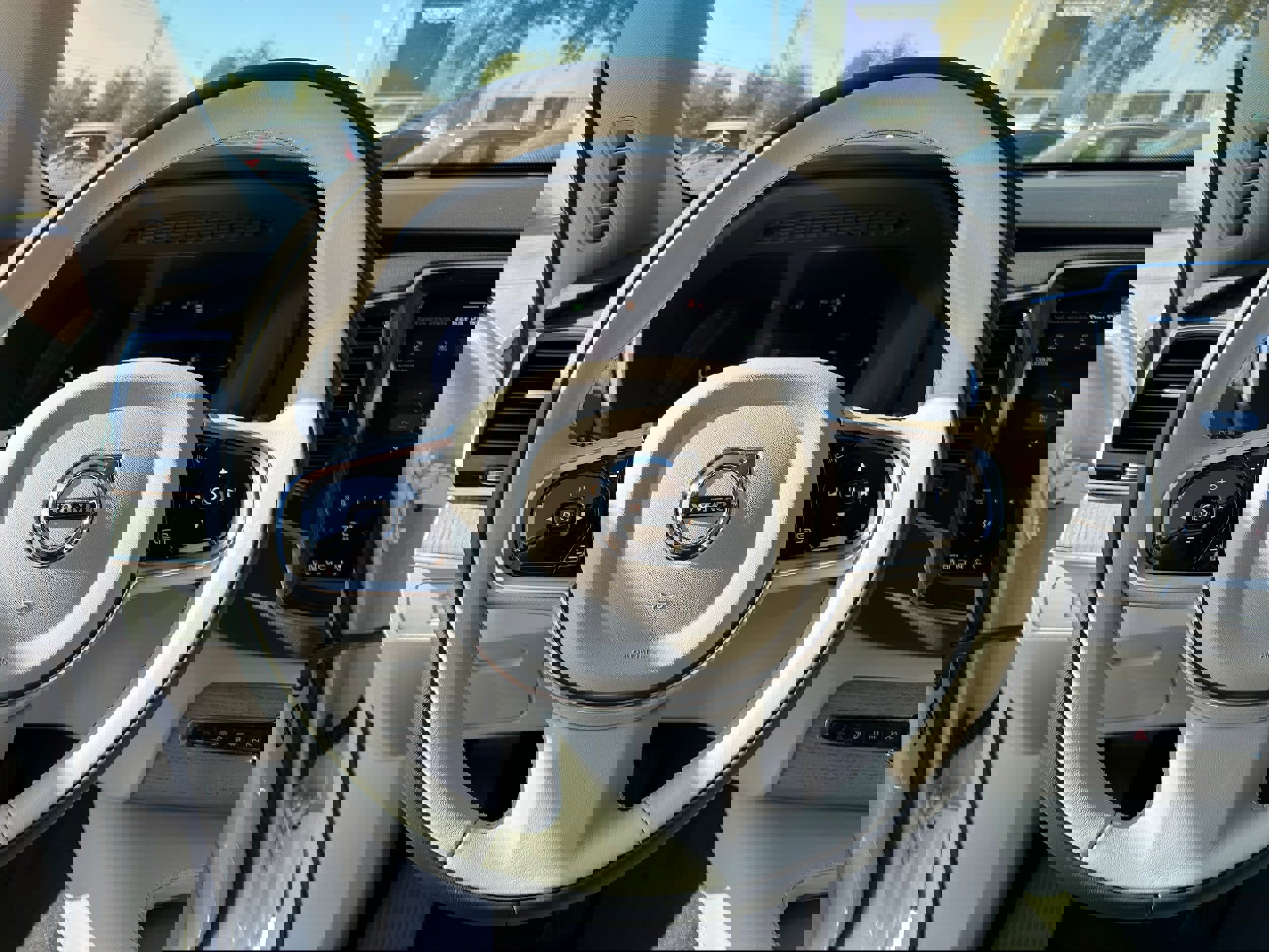 New 2025 Volvo XC90 T8 Plus w/ Protection Package Premier image 13