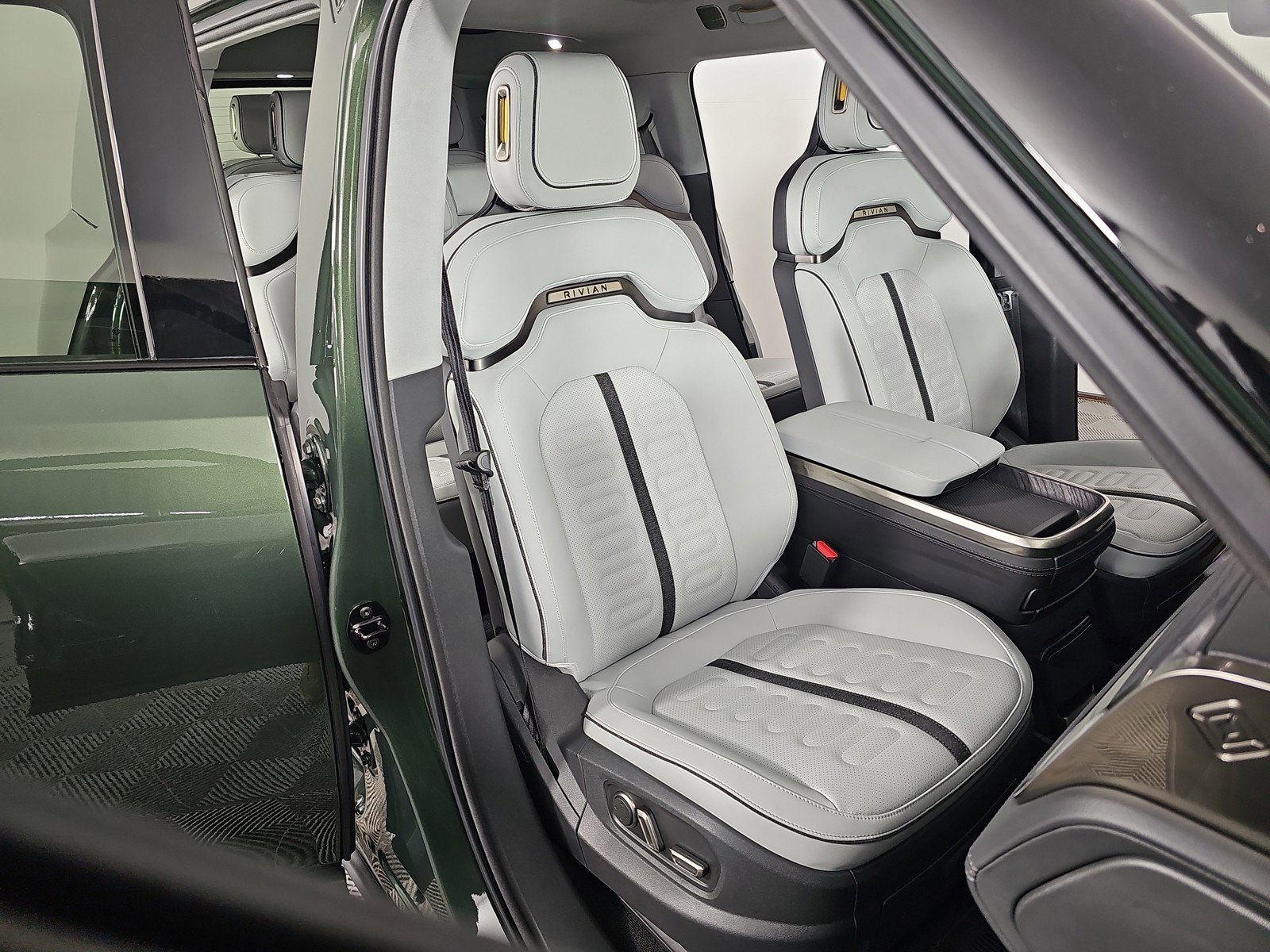 Used 2023 Rivian R1S Adventure AWD/4WD image 24