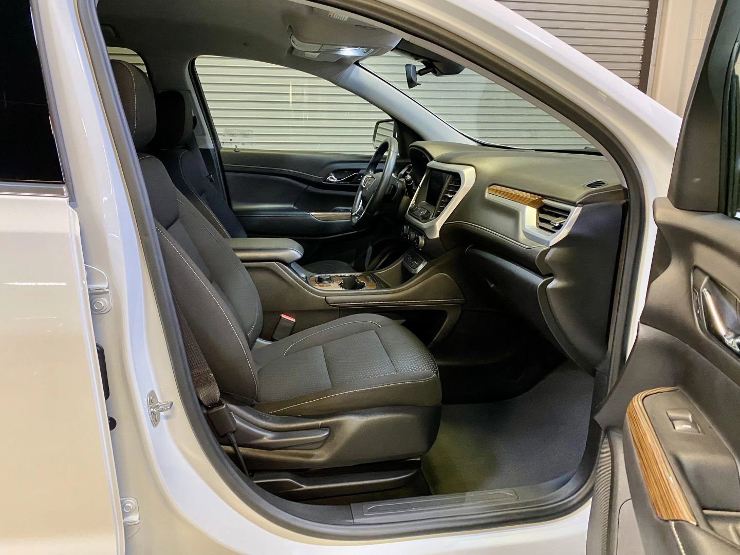 Used 2022 GMC Acadia SLE FWD image 17
