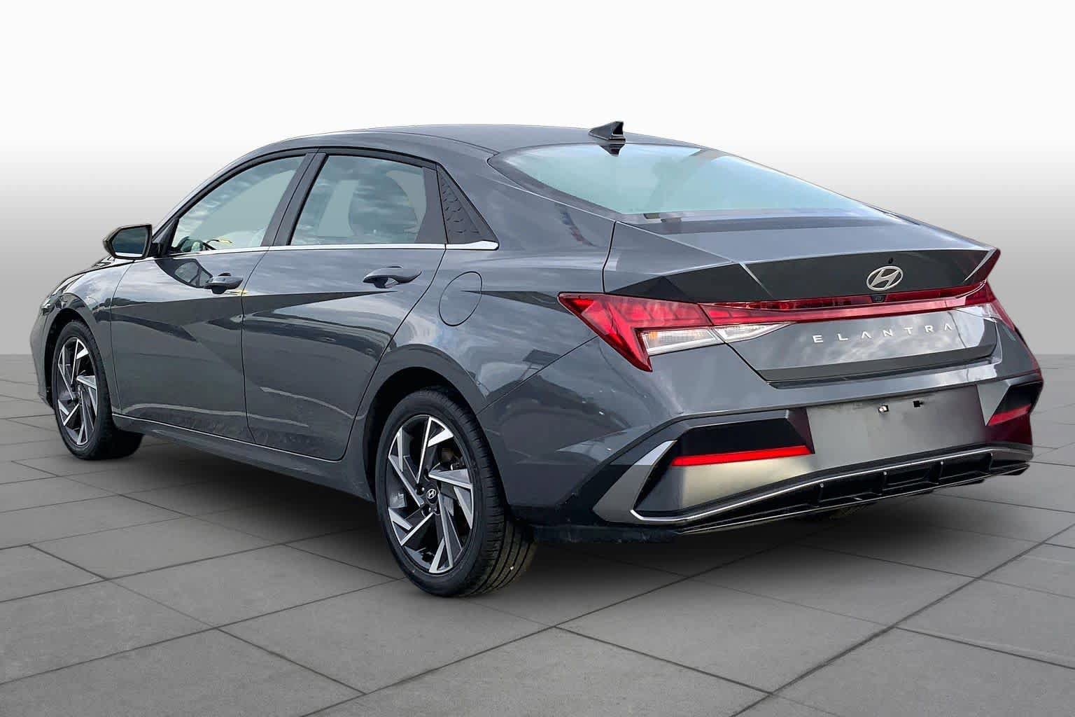 Used 2025 Hyundai Elantra SEL FWD image 12