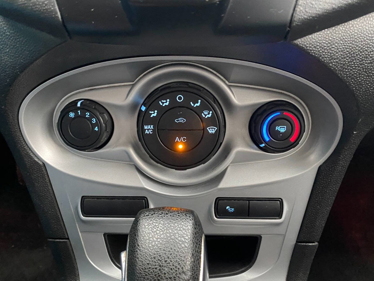 Used 2018 Ford Fiesta SE image 28