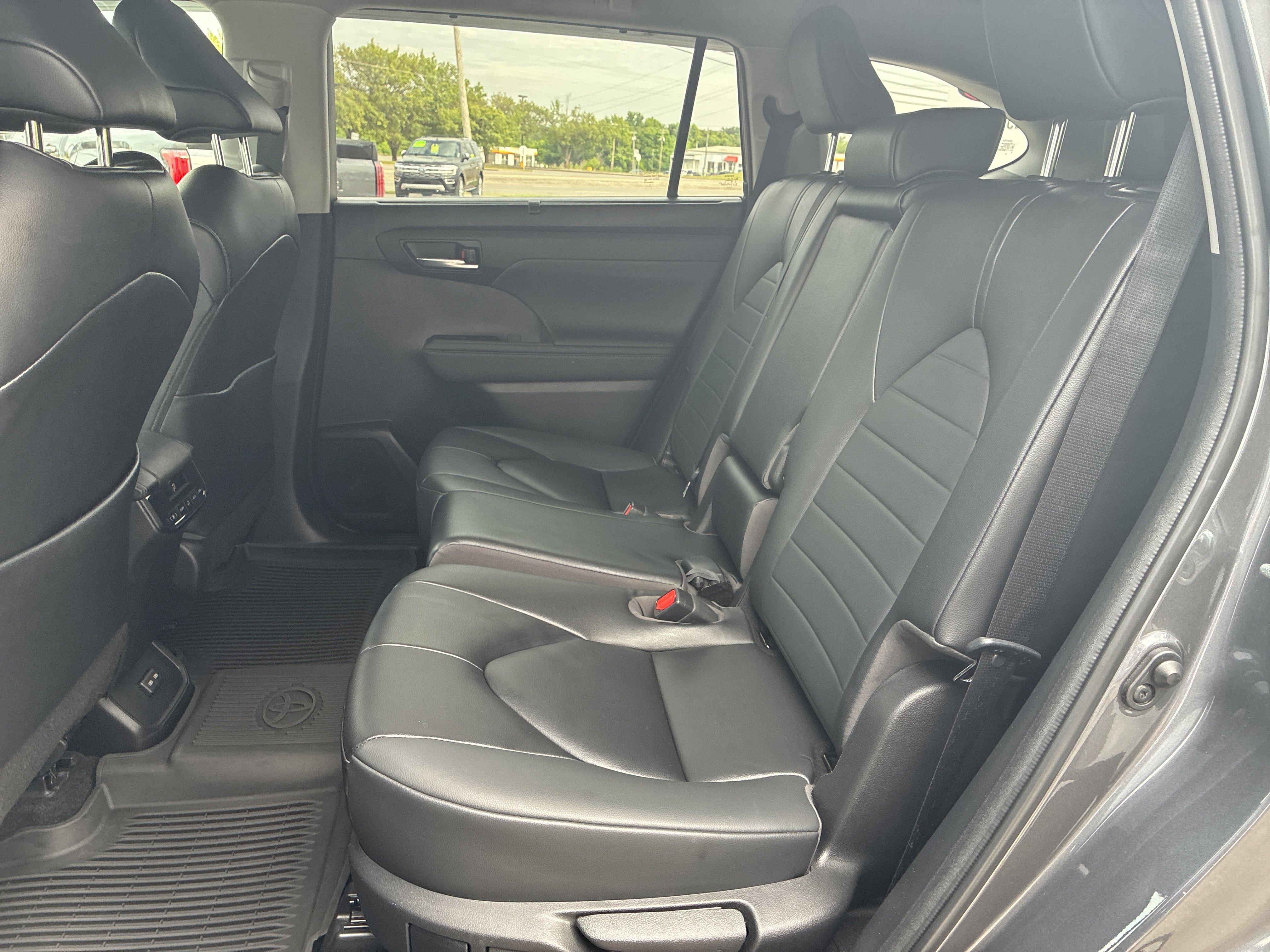 Used 2023 Toyota Highlander XLE AWD/4WD image 22