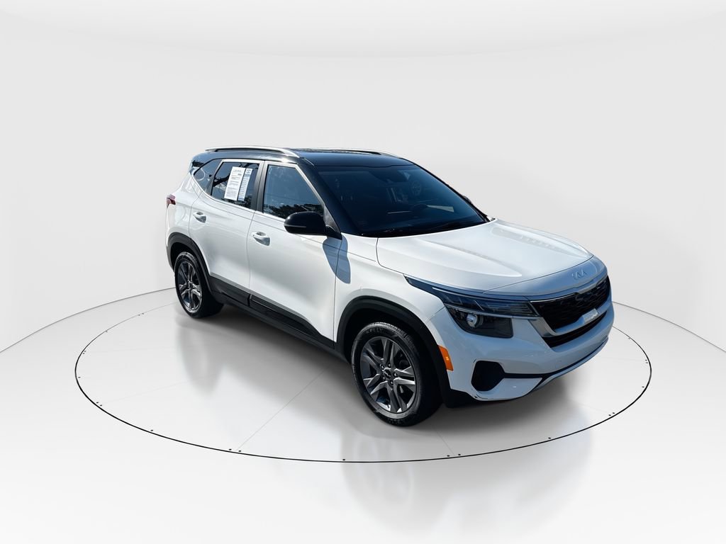 Used 2023 Kia Seltos S w/ Navigation Package FWD image 2