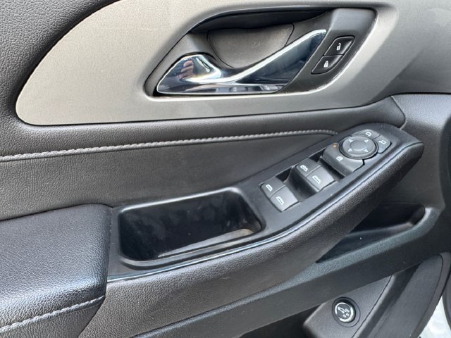 Used 2023 Chevrolet Traverse LT FWD image 5