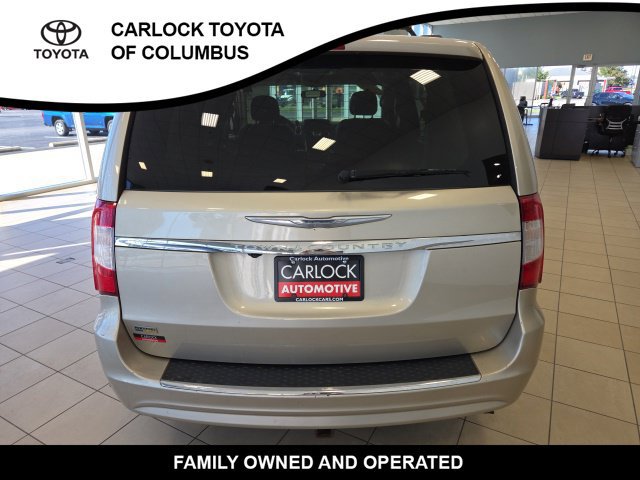 Used 2016 Chrysler Town & Country Touring FWD image 9
