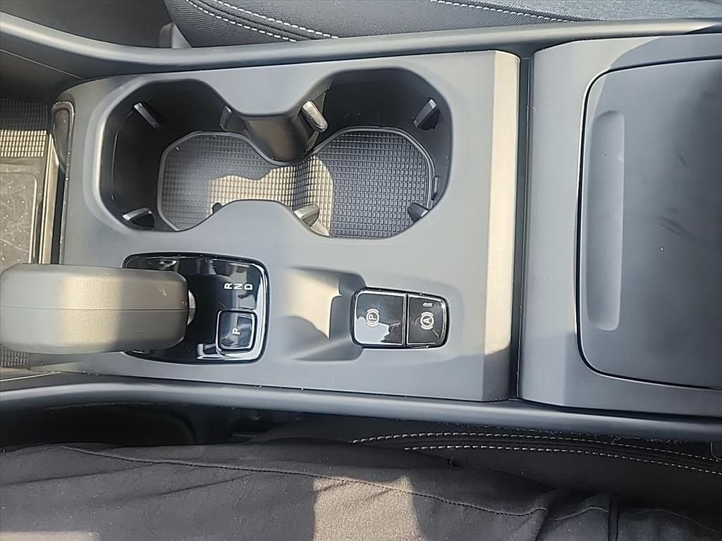Certified 2025 Volvo XC40 B5 Core AWD/4WD image 25