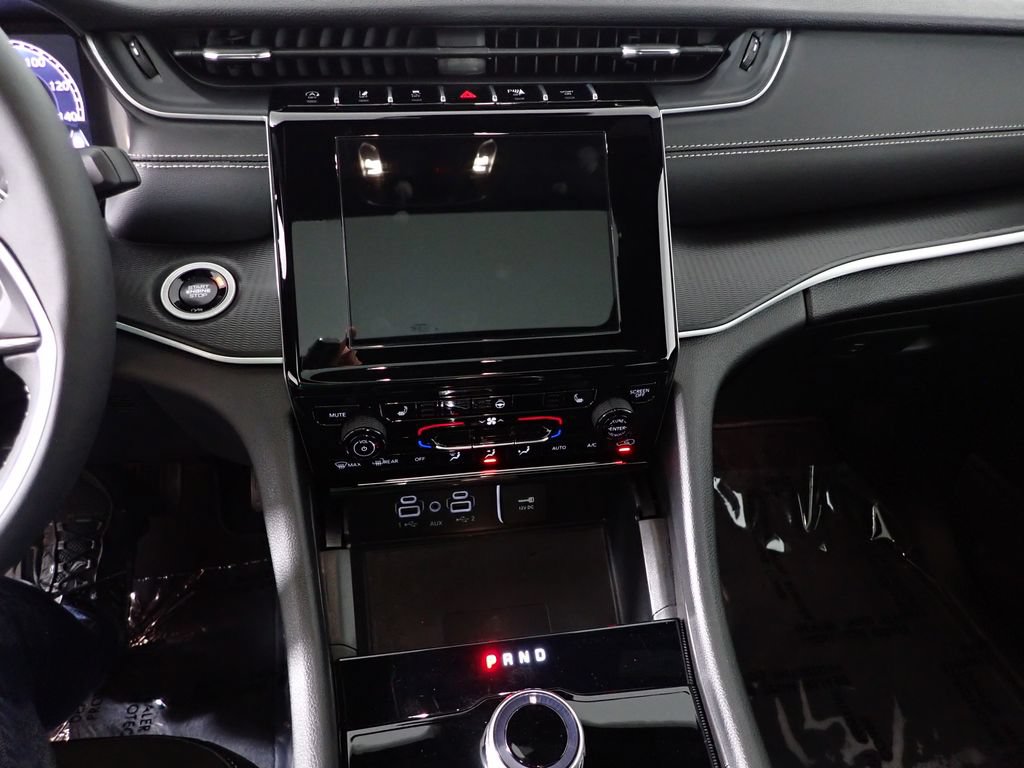 Used 2025 Jeep Grand Cherokee Altitude AWD/4WD image 30