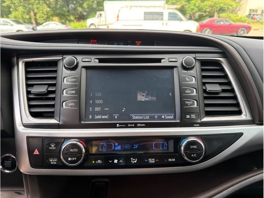 Used 2018 Toyota Highlander XLE FWD image 16