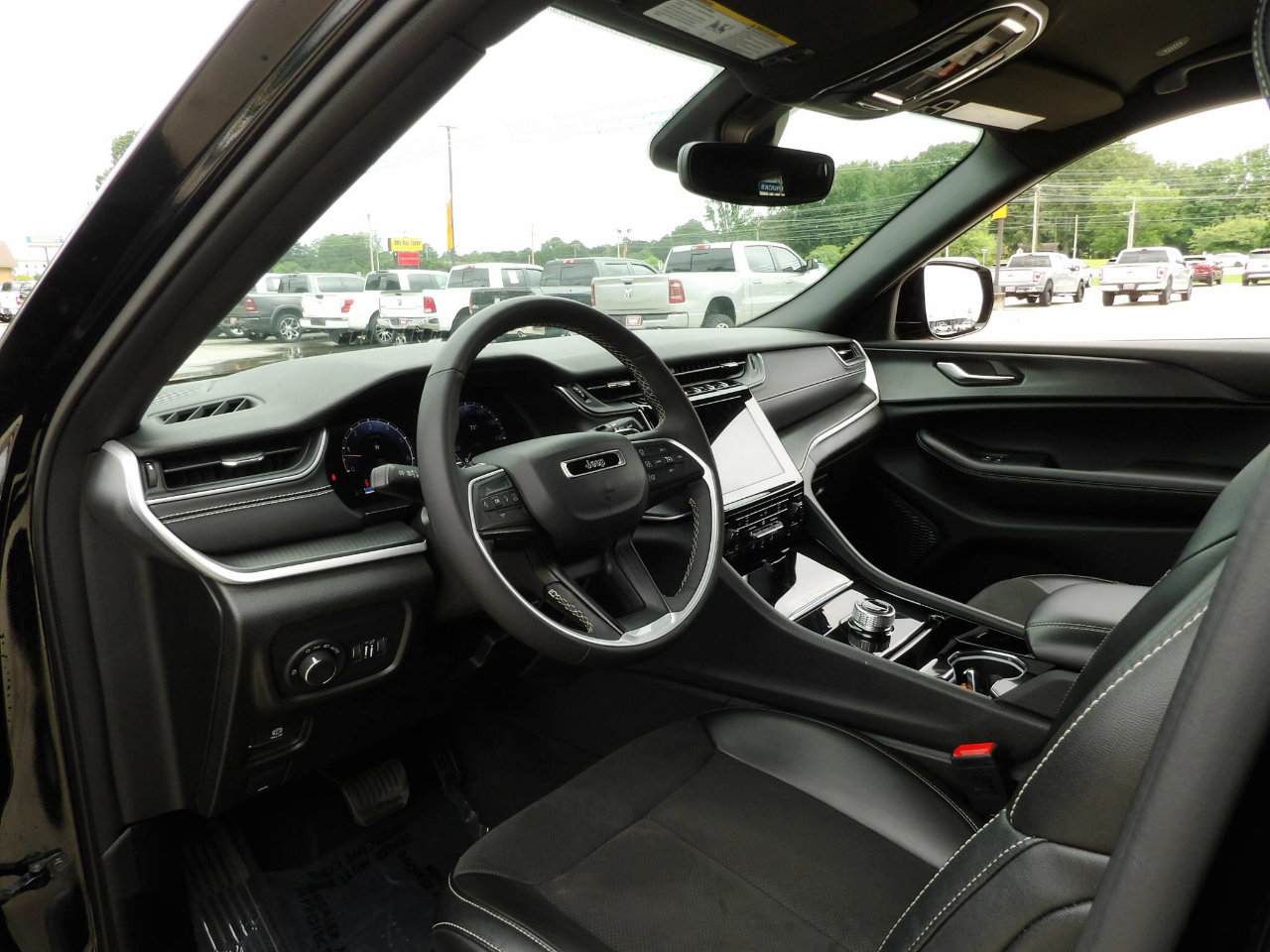 Used 2023 Jeep Grand Cherokee L Laredo image 12